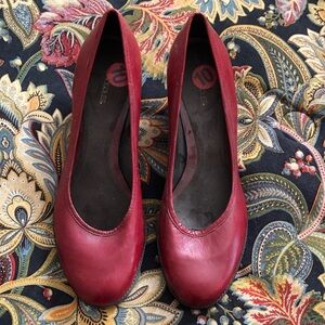 AEROSOLES Women's Red Leather Round-Toe Heels